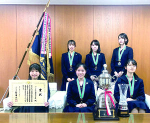 全国高校生ディベート大会で４回目の高校日本一に輝いたさいたま市立浦和高校インターアクト部の優勝メンバー＝２２日午後、さいたま市役所